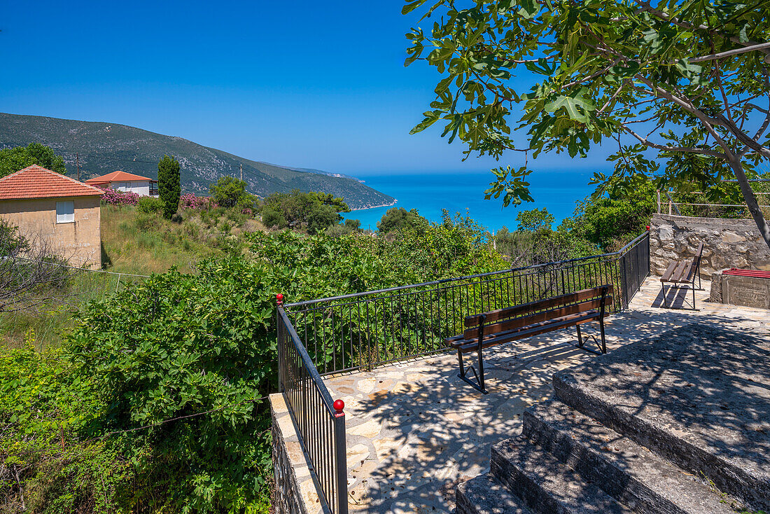 Blick auf einen Sitzplatz mit Blick auf Küste, Meer und Hügel bei Agkonas, Kefalonia, Ionische Inseln, Griechische Inseln, Griechenland, Europa