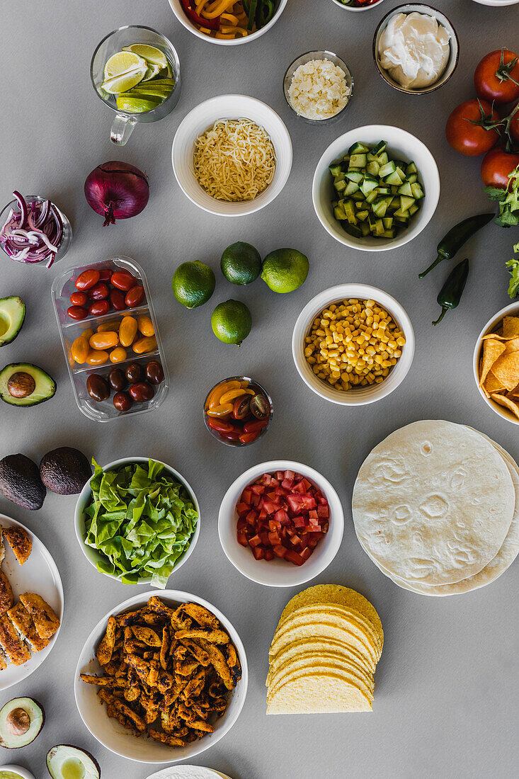 Frische gesunde Zutaten für mexikanisches Essen auf dem Tisch