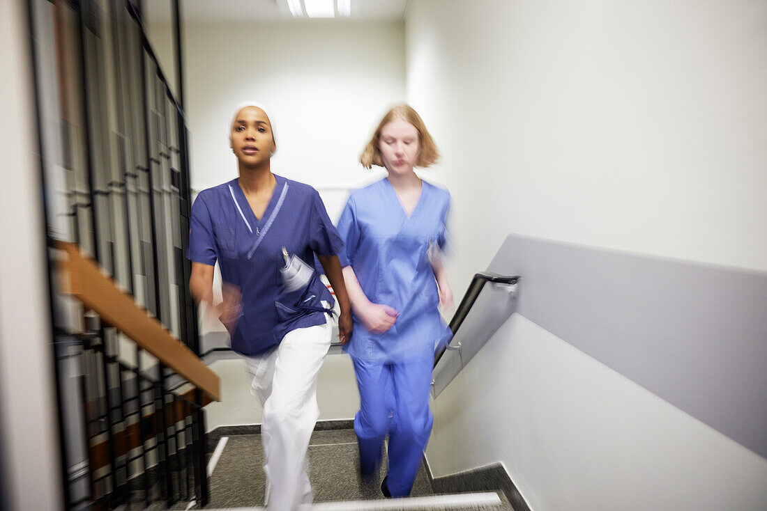 Ärztinnen gehen gemeinsam im Treppenhaus