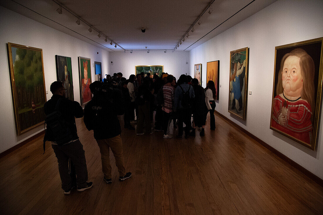 Colombians gather at Bogota's Museo Botero during the day of his death at age of 91, on September 15, 2023. Fernando Botero known for his oversized paintings died in Monaco after suffering from pneumonia.\n