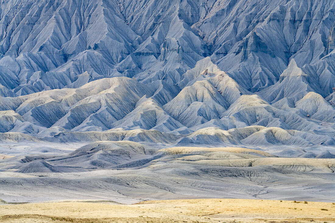Farbenprächtige Badlands am Fuße des Factory Butte in der Caineville-Wüste bei Hanksville, Utah.