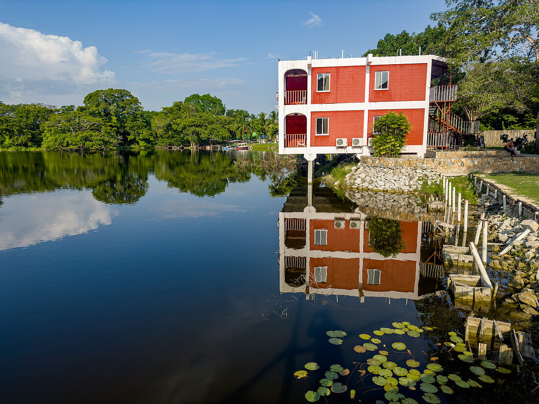 Das Lamanai Landings Hotel an einem Teich am New River in Tower Hill, Orange Walk District, Belize.
