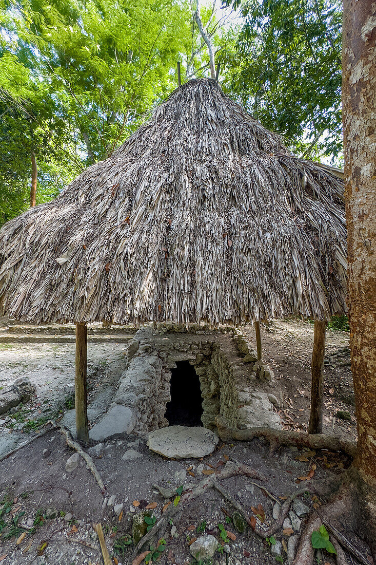 Grab H2 auf der Plaza H in den Maya-Ruinen im archäologischen Reservat von Cahal Pech, Belize.