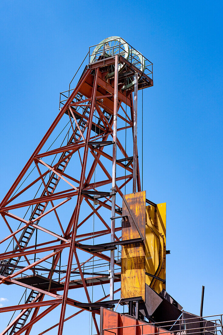 Fördergerüst über dem Schacht der Uranmine Energy Queen in der Nähe von La Sal, Utah, jetzt geschlossen.