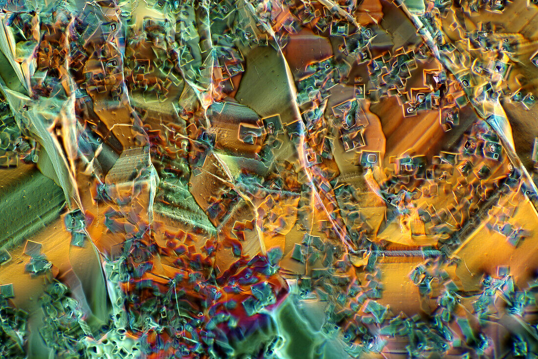 Das Bild zeigt eine kristallisierte Mischung von Zucker und Salz, fotografiert durch das Mikroskop in polarisiertem Licht bei einer Vergrößerung von 100X