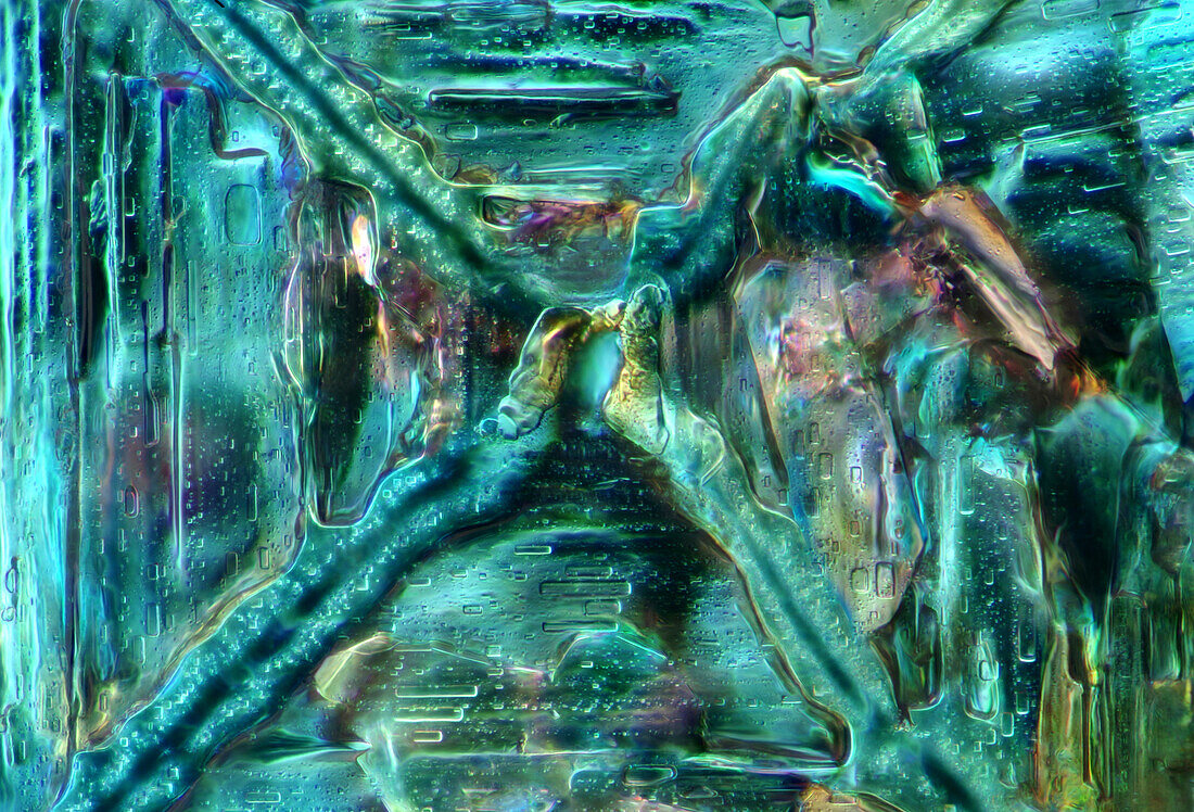 Das Bild zeigt eine rekristallisierte Mischung aus Salz und Erithrytol, fotografiert durch das Mikroskop in polarisiertem Licht bei einer Vergrößerung von 100X