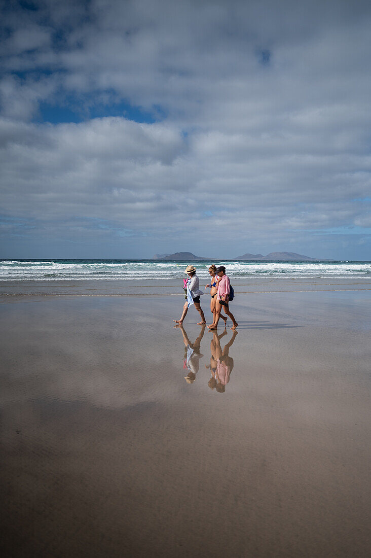 Strand von Famara (Playa de Famara), 6 km langer goldener Sandstrand im Naturpark des Chinijo-Archipels, zwischen dem Fischerdorf La Caleta de Famara und dem Fuß der beeindruckenden Klippen von Famara, Lanzarote, Kanarische Inseln, Spanien