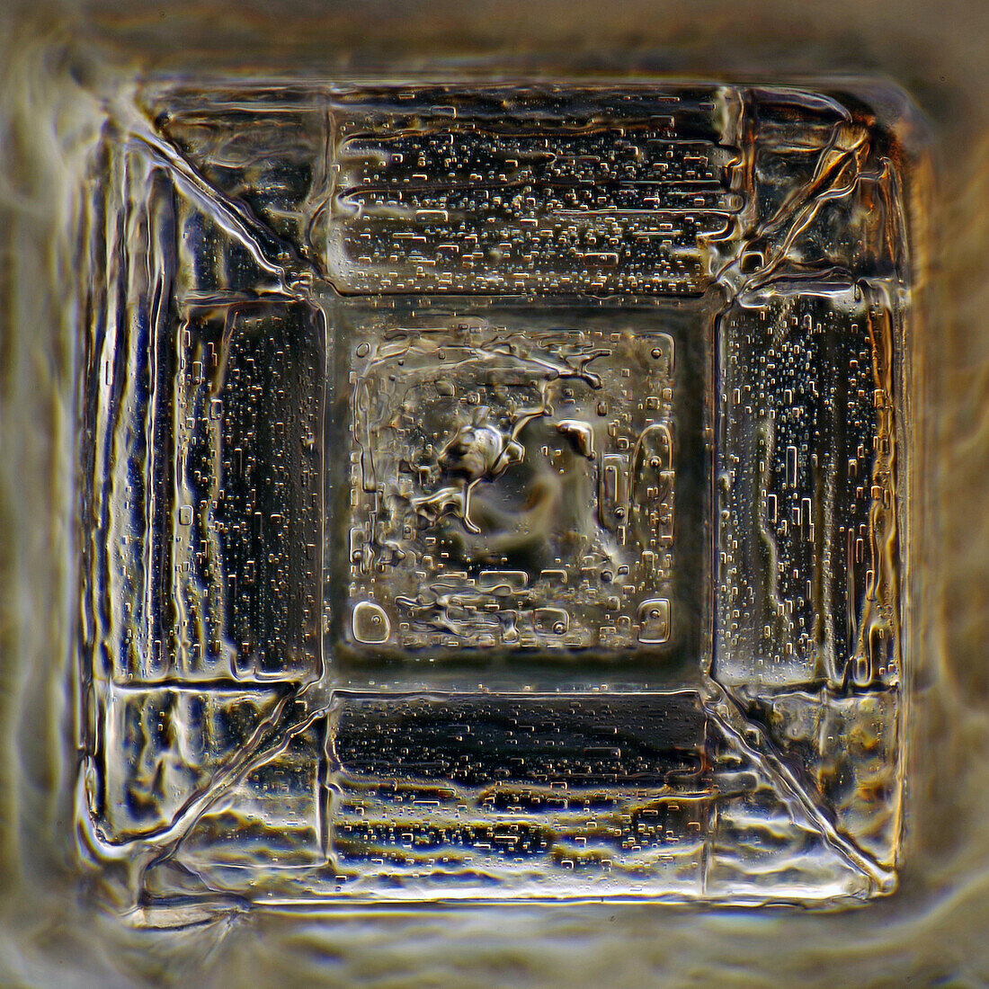Das Bild zeigt einen Einkristall von rekristallisiertem Salz, fotografiert durch das Mikroskop in polarisiertem Licht bei einer Vergrößerung von 100X