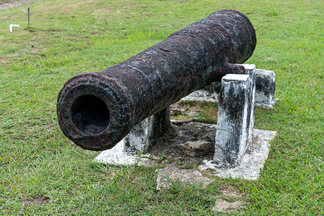 Eine Kanone aus der Kolonialzeit auf dem Independence Plaza in der Hauptstadt Belmopan, Belize.