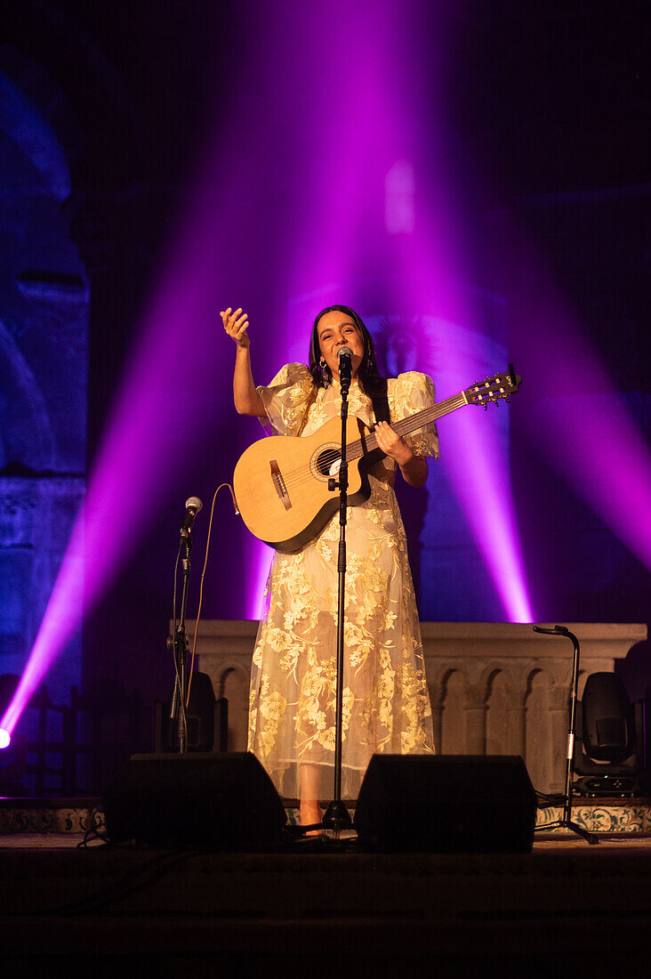 Die spanische Singer-Songwriterin Valeria Castro, eine der vielversprechenden Frauen, die in den letzten Jahren in der spanischen Folkloreszene aufgetaucht sind, tritt beim Veruela Summer Festival 2023 in Zaragoza, Spanien, auf.