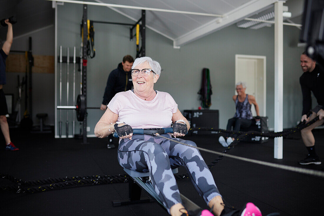 Lächelnde ältere Frau beim Training im Fitnessstudio