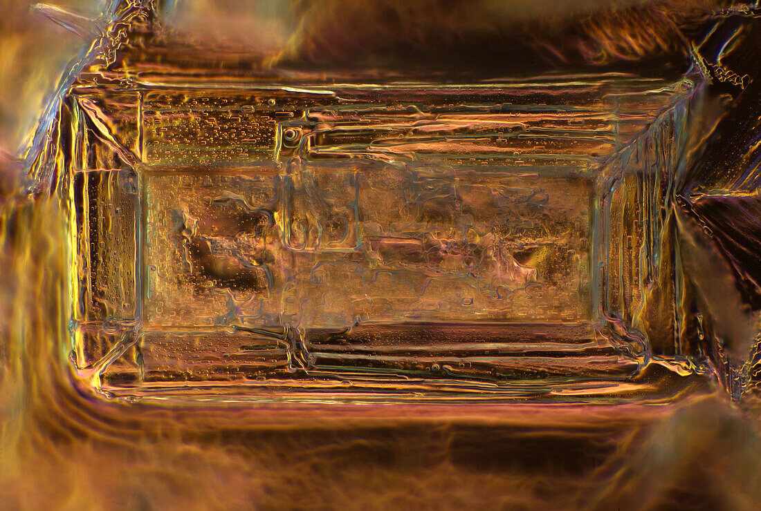 Das Bild zeigt einen Einkristall von rekristallisiertem Kochsalz, fotografiert durch das Mikroskop im polarisierten Licht bei einer Vergrößerung von 200X