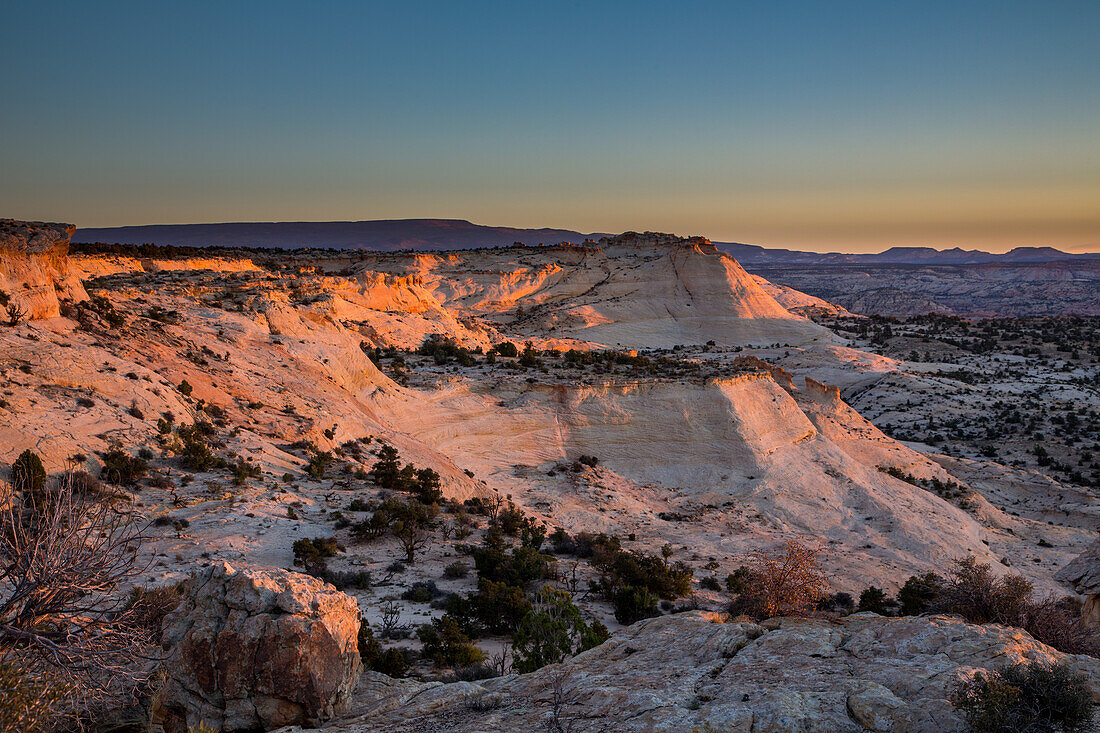 Erstes Licht auf Navajo-Sandstein unterhalb des Head of the Rocks im Grand Staircase-Escalante National Monument in Utah.