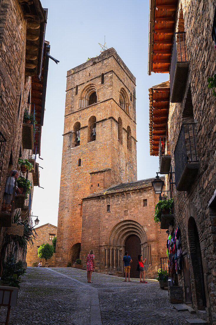 Ainsa, eines der schönsten Dörfer Spaniens, war die Hauptstadt des alten Königreichs Sobrarbe und wurde später im 11. Jahrhundert in das Königreich Aragon eingegliedert, ein großartiges Beispiel für mittelalterliche Stadtentwicklung