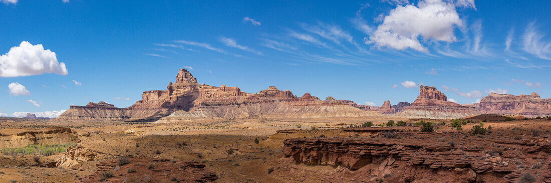 WIndow Blind Peak, links, & Assembly Hall Peak, Mitte, Mexican Mountain Wilderness Study Area auf dem San Rafael Swell, Utah.