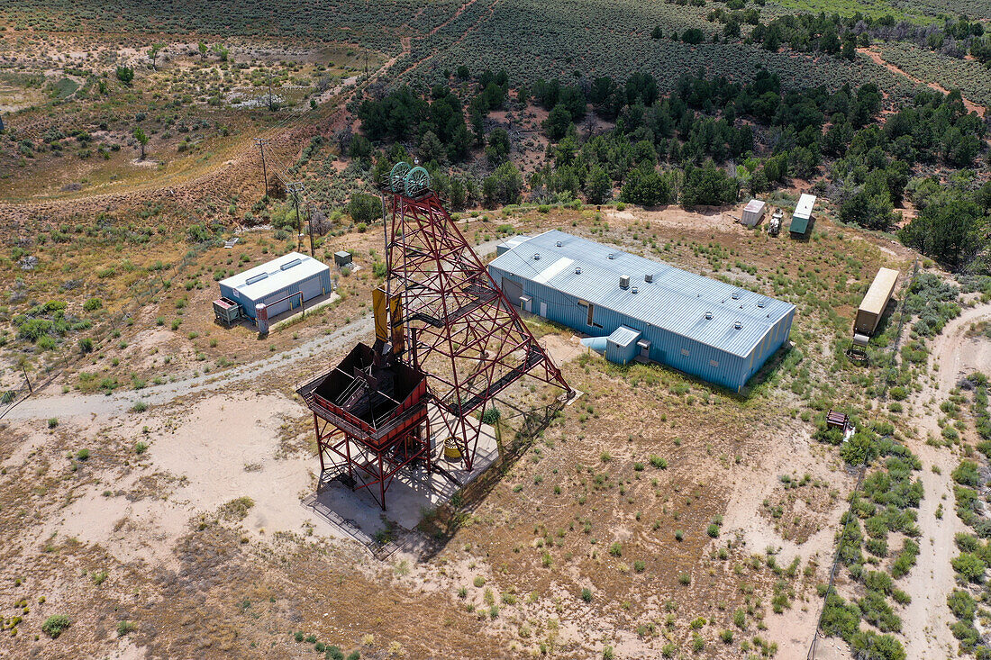 Fördergerüst über dem vertikalen Schacht der jetzt geschlossenen Uranmine Energy Queen in La Sal, Utah.