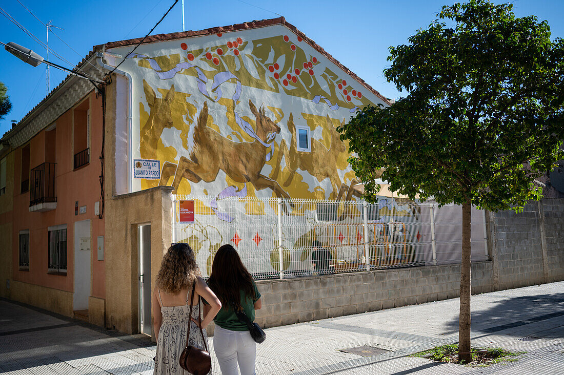 Die finnische Künstlerin Anetta Lukjanova arbeitet beim Asalto International Urban Art Festival in Zaragoza, Spanien
