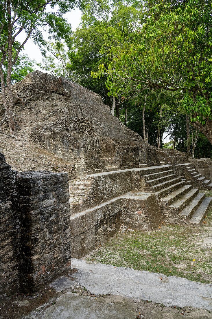 Pyramide A1 auf der Plaza A im Wohnkomplex in den Maya-Ruinen im archäologischen Reservat Cahal Pech, San Ignacio, Belize.