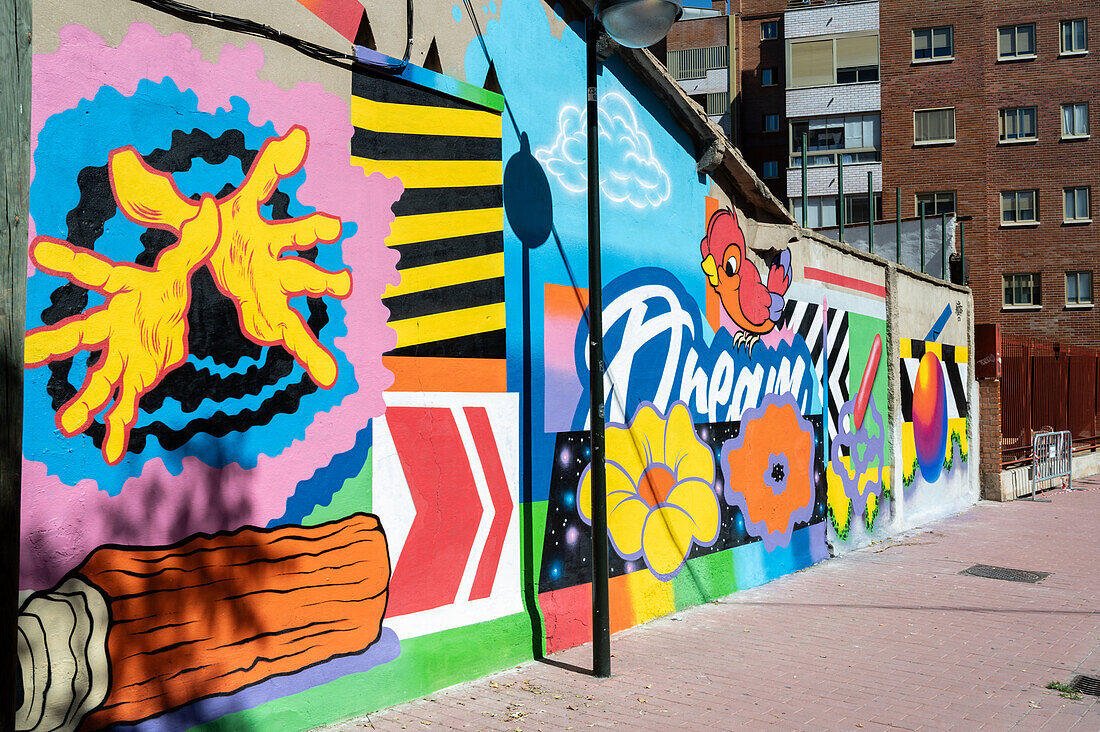 Der spanische Künstler Miguel Hcuar beim Asalto International Urban Art Festival in Zaragoza, Spanien