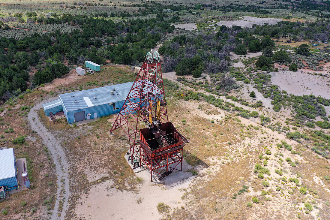 Fördergerüst über dem vertikalen Minenschacht der inzwischen stillgelegten Uranmine Energy Queen in La Sal, Utah.