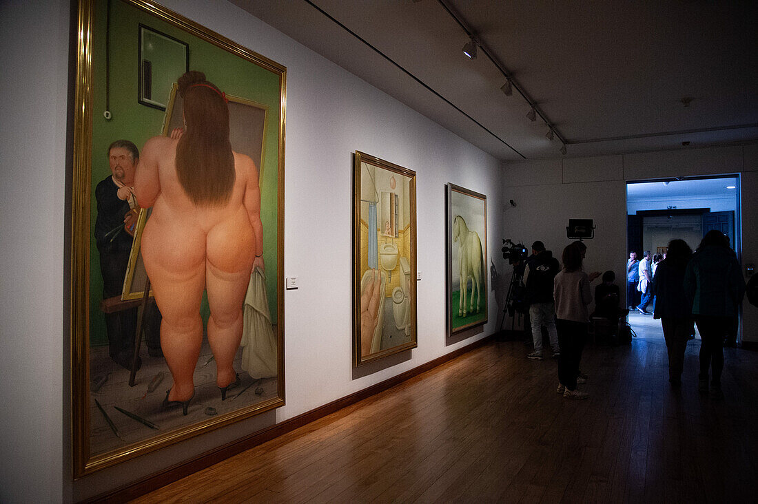 Kolumbianer versammeln sich am 15. September 2023, dem Tag seines Todes im Alter von 91 Jahren, im Museo Botero in Bogotá. Fernando Botero, bekannt für seine überdimensionalen Gemälde, starb in Monaco nach einer Lungenentzündung.