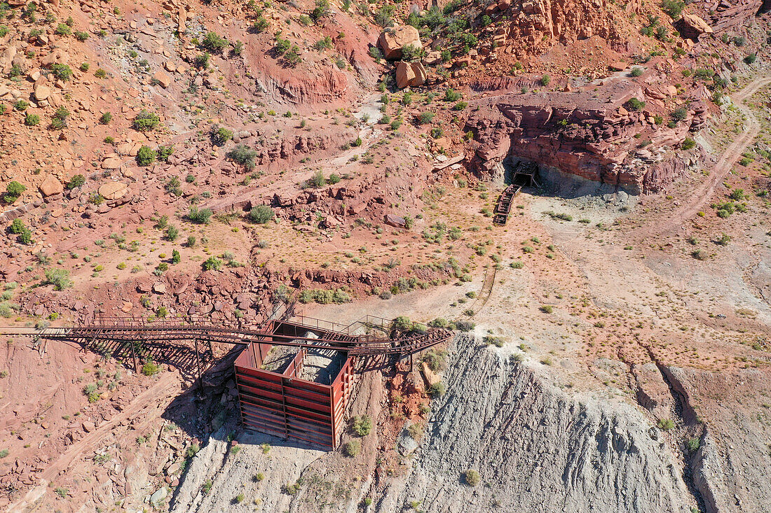 Erzlager und Stollen der stillgelegten Mi Vida Mine im Steen Canyon bei La Sal, Utah. Ort des ersten großen Uranabbaus in den USA.