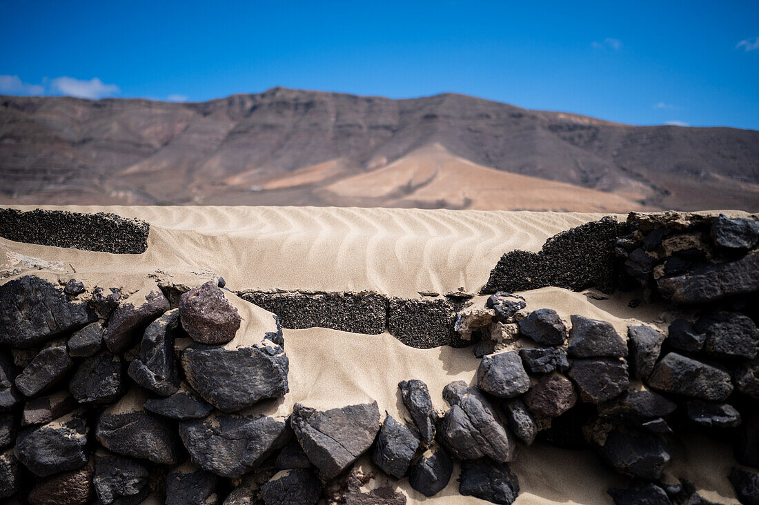 Famara beach (Playa de Famara), 6km golden sand beach located within the Natural Park of the Chinijo Archipelago, between the fishing village of La Caleta de Famara and the base of the impressive cliffs of Famara, Lanzarote, Canary Islands, Spain\n