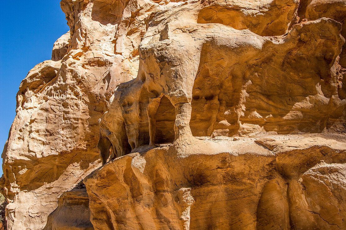 Durch Erosion entstandene Mikrobögen im Navajo-Sandstein in Sinbad Country auf der San Rafael Swell im südlichen Zentral-Utah.