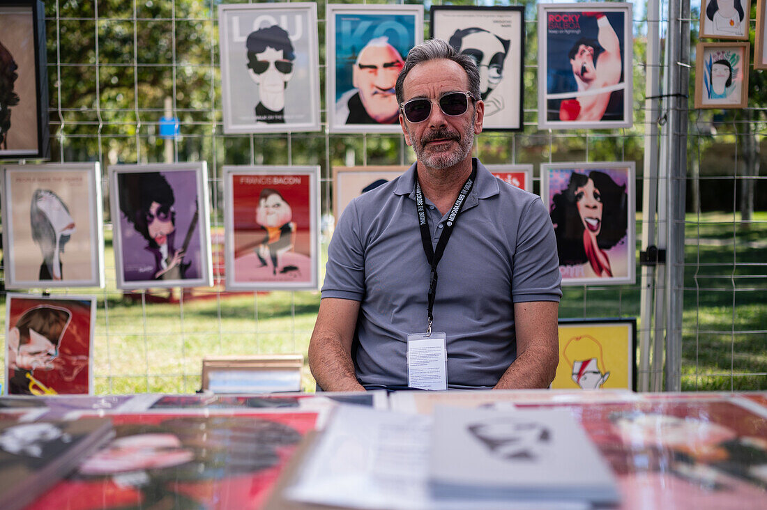 Der spanische Illustrator und Karikaturist Luis Grañena beim Asalto International Urban Art Festival in Zaragoza, Spanien