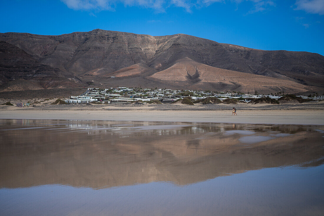 Famara beach (Playa de Famara), 6km golden sand beach located within the Natural Park of the Chinijo Archipelago, between the fishing village of La Caleta de Famara and the base of the impressive cliffs of Famara, Lanzarote, Canary Islands, Spain\n