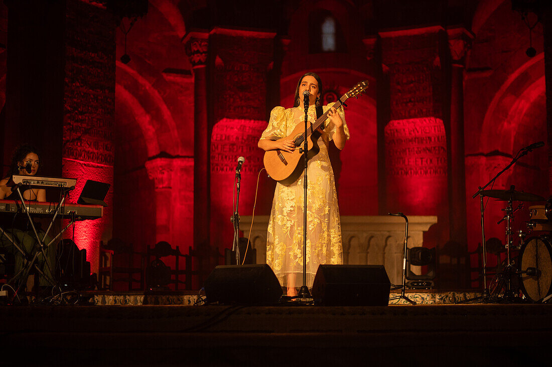 Die spanische Singer-Songwriterin Valeria Castro, eine der vielversprechenden Frauen, die in den letzten Jahren in der spanischen Folkloreszene aufgetaucht sind, tritt beim Veruela Summer Festival 2023 in Zaragoza, Spanien, auf