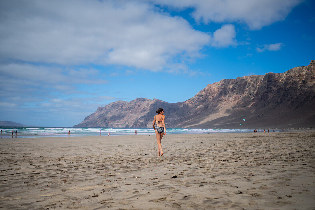 Strand von Famara (Playa de Famara), 6 km langer goldener Sandstrand im Naturpark des Chinijo-Archipels, zwischen dem Fischerdorf La Caleta de Famara und dem Fuß der beeindruckenden Klippen von Famara, Lanzarote, Kanarische Inseln, Spanien