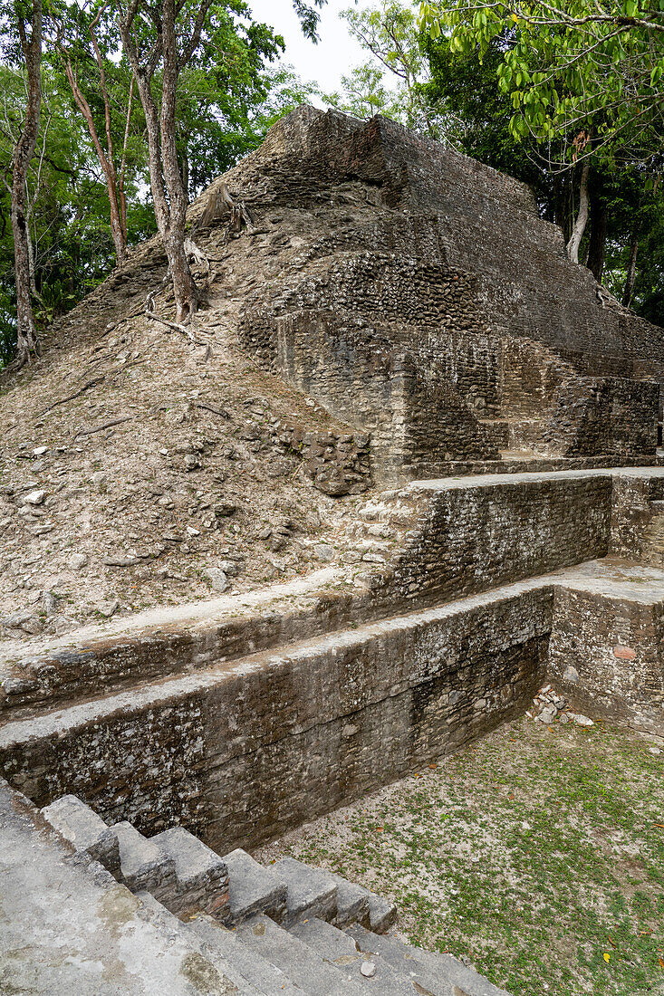 Pyramide A1 auf der Plaza A im Wohnkomplex in den Maya-Ruinen im archäologischen Reservat Cahal Pech, San Ignacio, Belize.