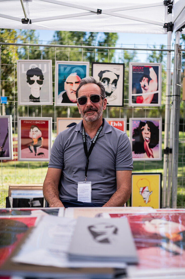 Der spanische Illustrator und Karikaturist Luis Grañena beim Asalto International Urban Art Festival in Zaragoza, Spanien