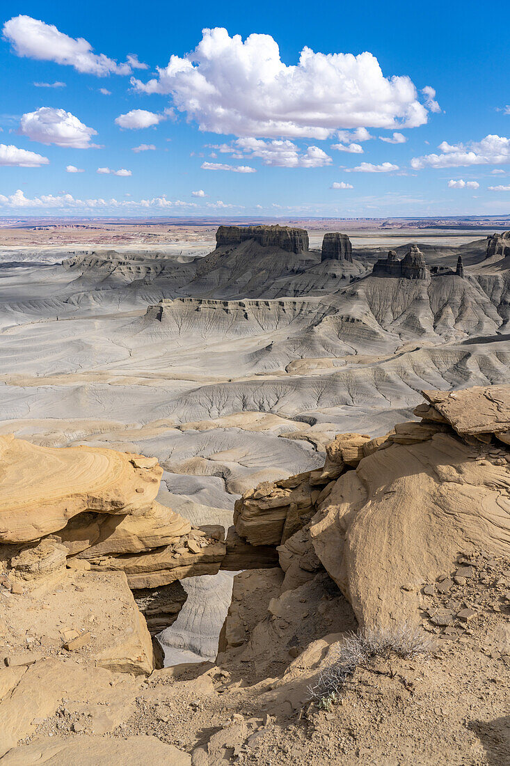 Blick auf die Mondlandschaft unterhalb des Skyline Rim Overlook oder Moonscape Overlook durch ein Felsenfenster bei Hanksville, Utah.