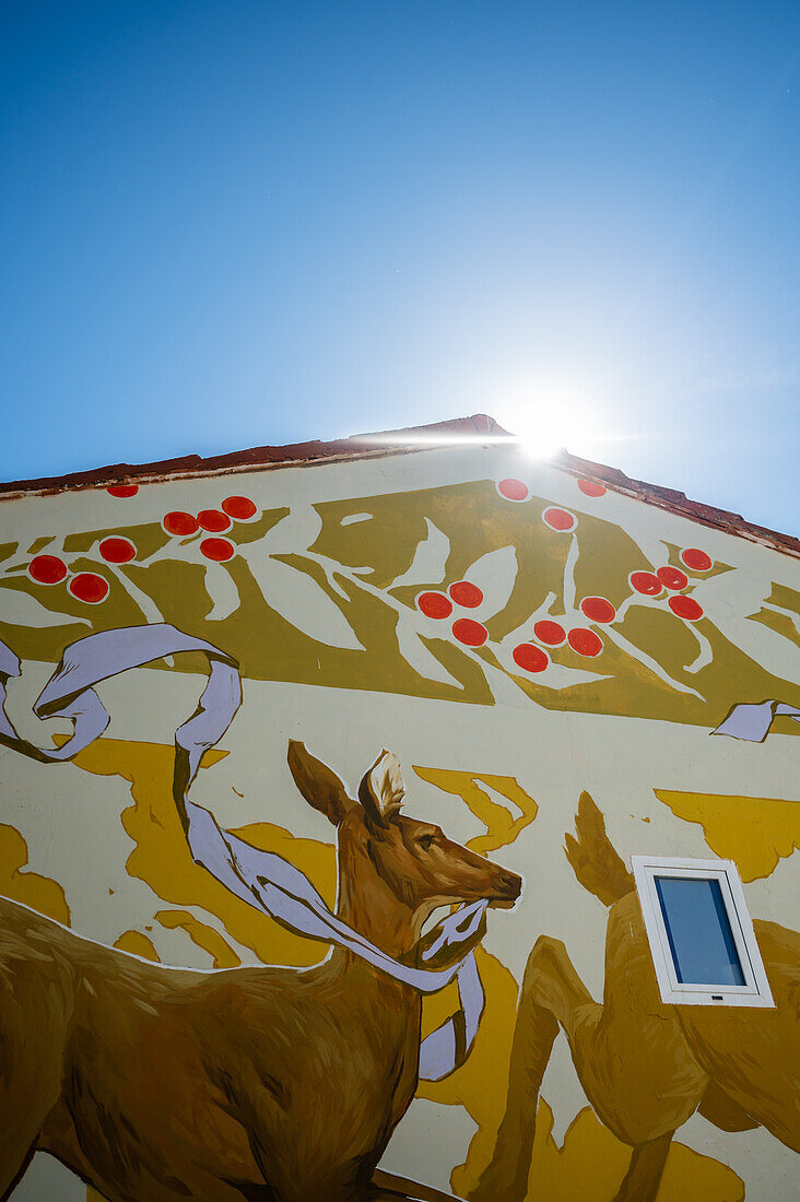 Die finnische Künstlerin Anetta Lukjanova arbeitet beim Asalto International Urban Art Festival in Zaragoza, Spanien