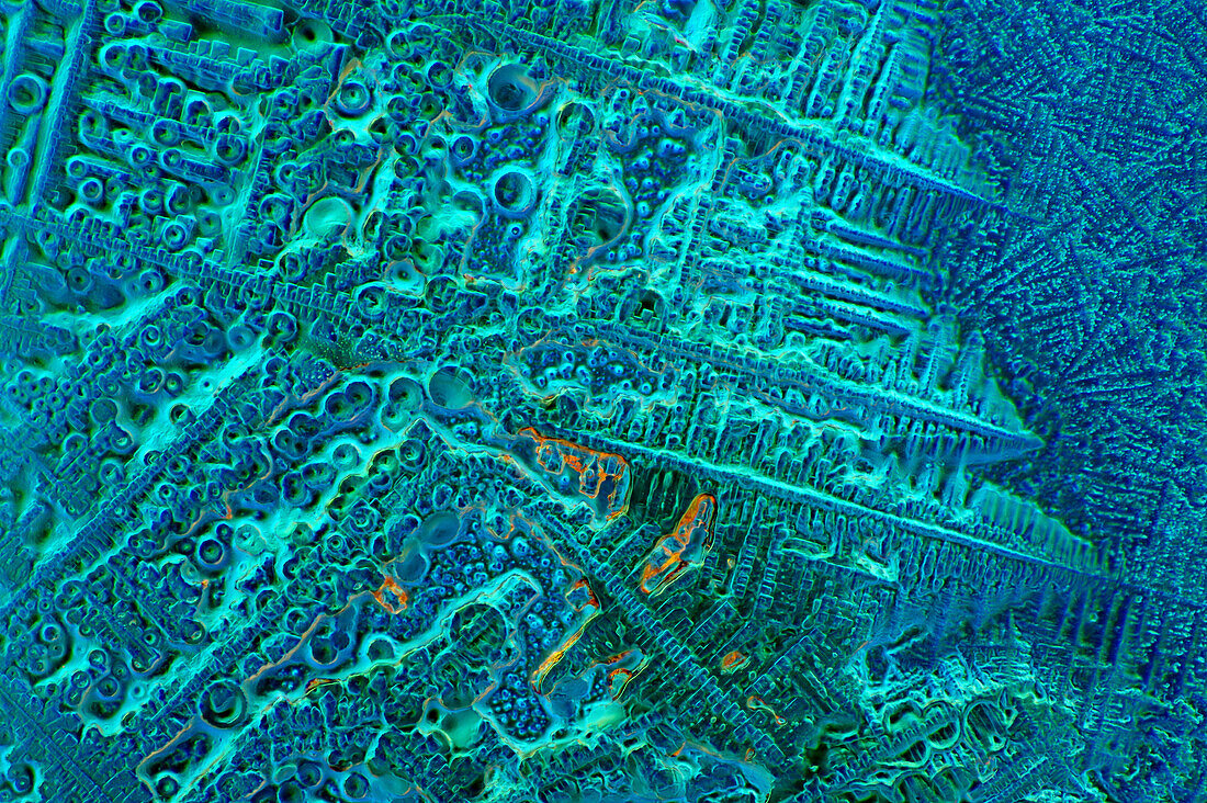 The image presents crystallized soy sauce, photographed through the microscope in polarized light at a magnification of 100X\n