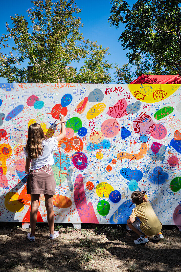 Partizipatives Wandbild beim Asalto International Urban Art Festival in Zaragoza, Spanien