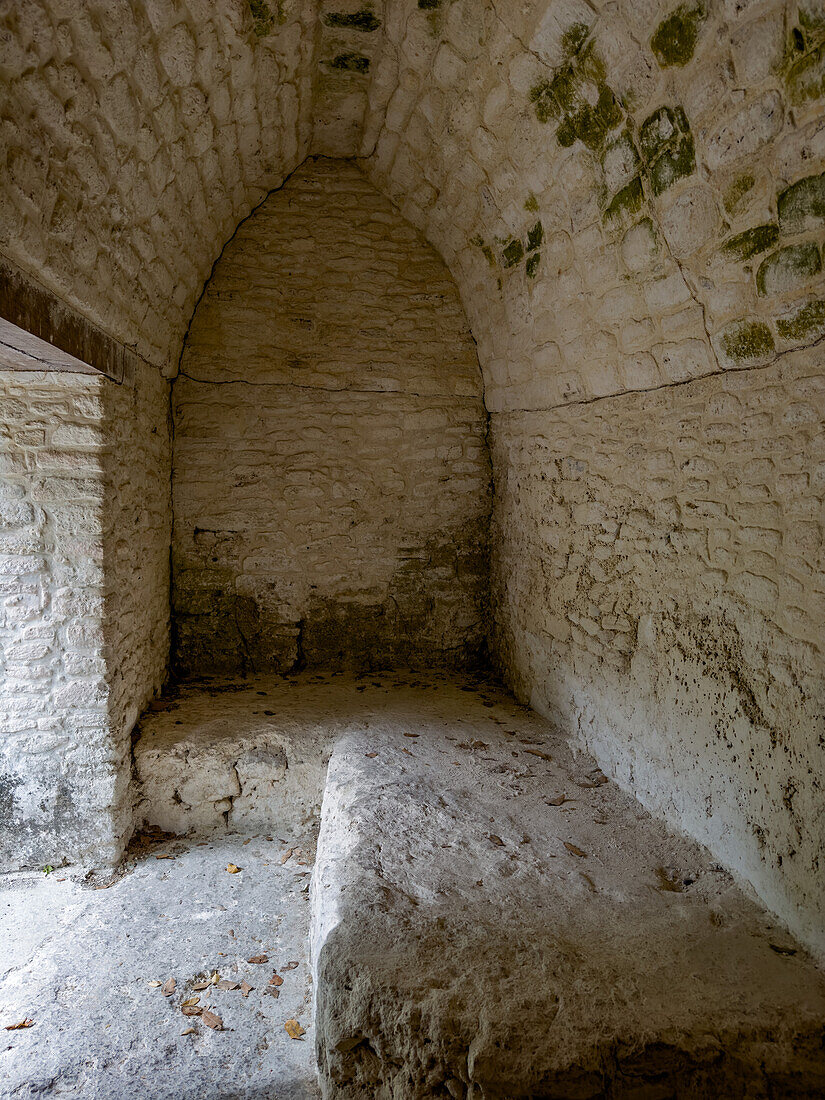 Innenansicht eines Zimmers in der königlichen Residenz in Struktur E1 in den Maya-Ruinen im archäologischen Reservat Cahal Pech, Belize.