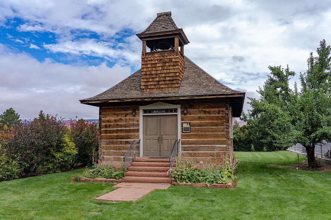 Die Torrey Log Church wurde 1898 in Torrey, Utah, als Versammlungshaus und Schule gebaut.