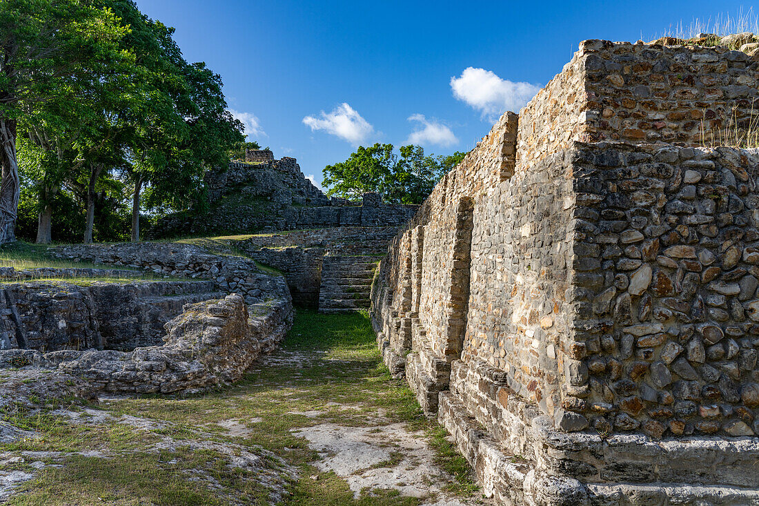 Die Rückseite der Struktur A2 mit dem Tempel / der Struktur A1 dahinter im archäologischen Reservat von Altun Ha, Belize.