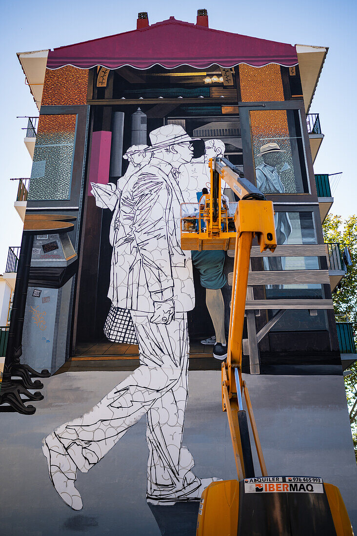 Die französische Künstlerin Taroe arbeitet beim Asalto International Urban Art Festival in Zaragoza, Spanien