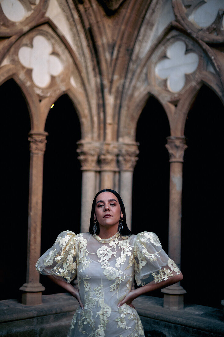 Porträt der talentierten spanischen Sängerin und Songschreiberin Valeria Castro im Kloster Veruela, Zaragoza, Spanien