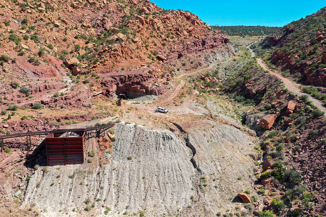 Erzlager und Stollen der stillgelegten Mi Vida Mine im Steen Canyon bei La Sal, Utah. Ort des ersten großen Uranabbaus in den USA.