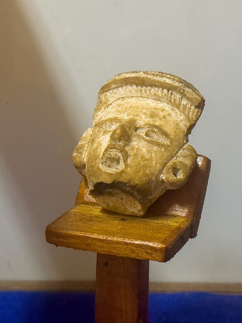 Keramikfigur der Maya im Besucherzentrum des archäologischen Reservats Cahal Pech in San Ignacio, Belize.