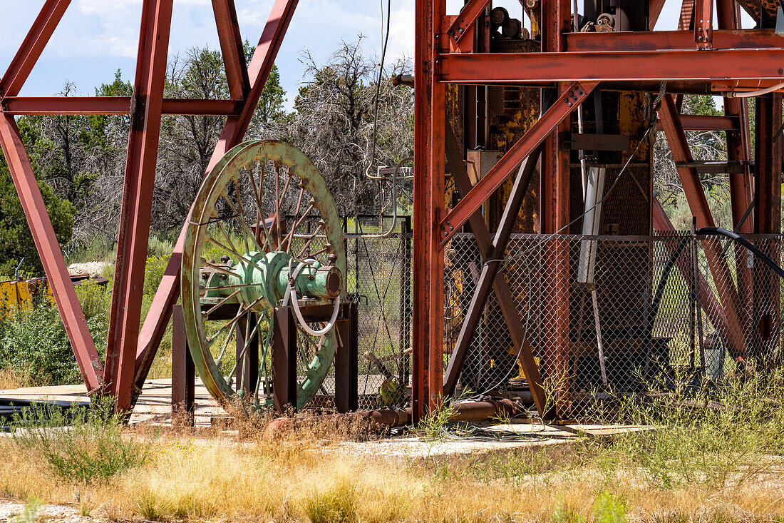 Ersatzrolle für das Fördergerüst am Schacht der Uranmine Energy Queen in der Nähe von La Sal, Utah, die jetzt geschlossen ist.