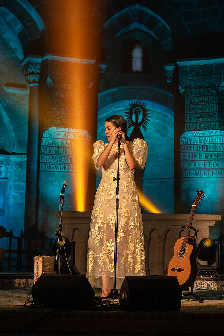 Die spanische Liedermacherin Valeria Castro, eine der vielversprechenden Frauen, die in den letzten Jahren in der spanischen Folkloreszene aufgetaucht sind, tritt beim Veruela Summer Festival 2023 in Zaragoza, Spanien, auf.