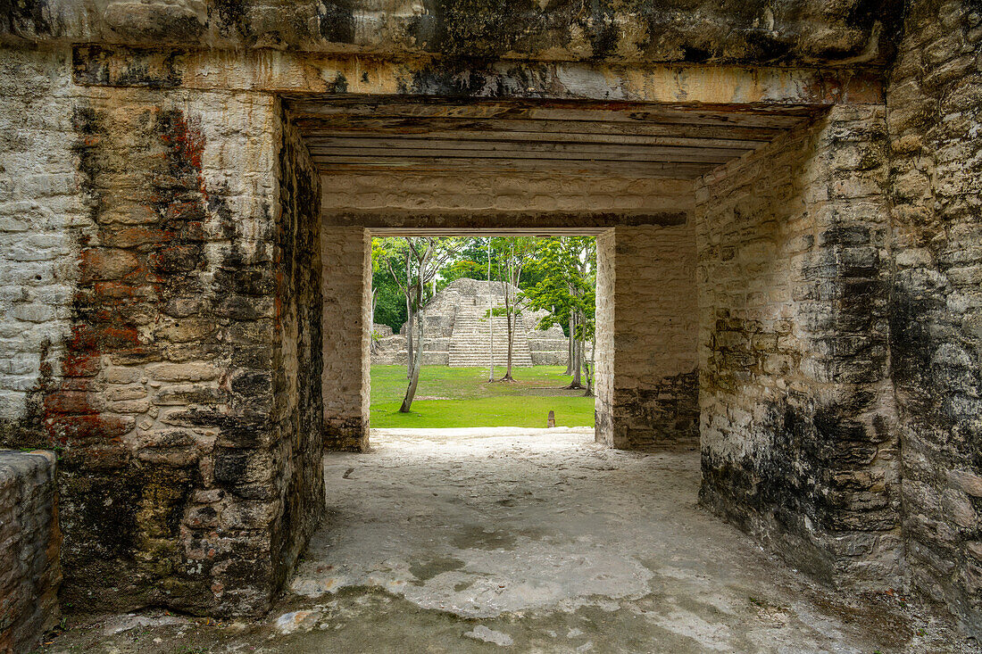 Das Tor in Struktur A2 umrahmt die Pyramide B1 in den Maya-Ruinen im archäologischen Reservat von Cahal Pech, Belize.
