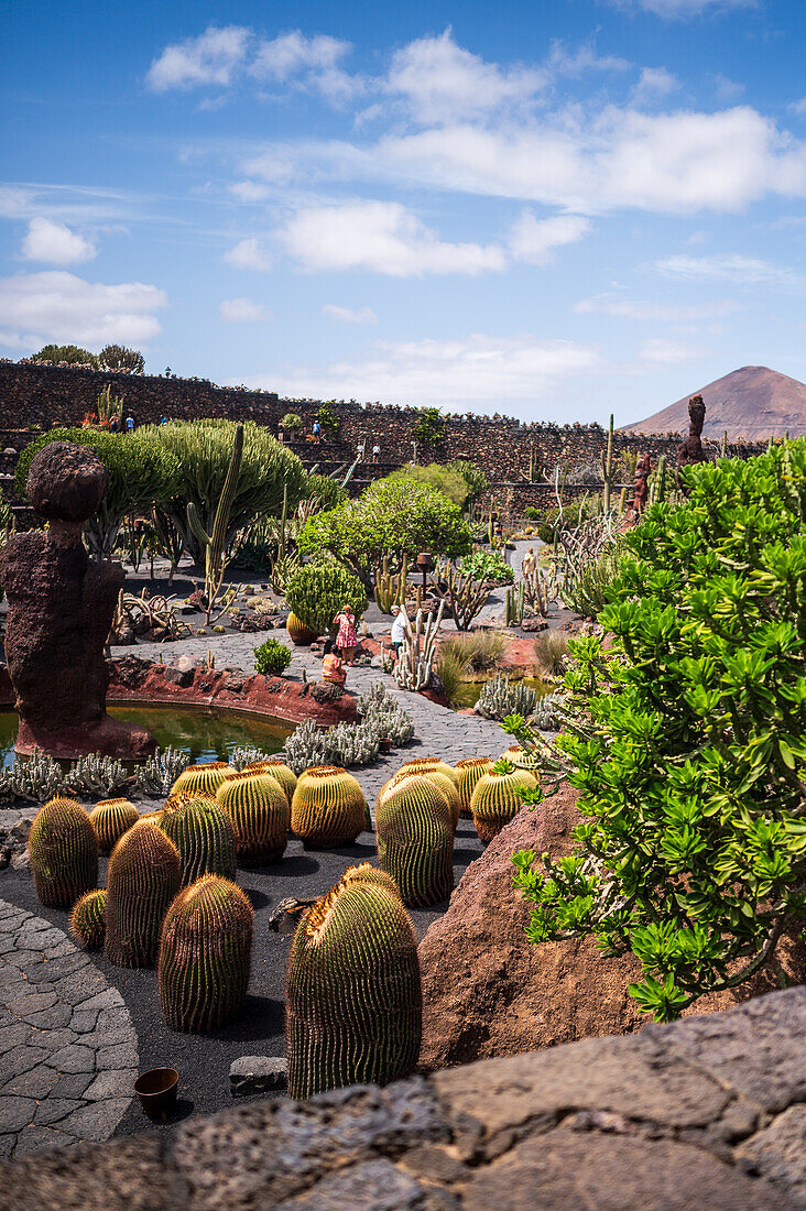 Der Jardin de Cactus (Kaktusgarten) ist ein wunderbares Beispiel für einen in die Landschaft integrierten architektonischen Eingriff, entworfen von Cesar Manrique auf Lanzarote, Kanarische Inseln, Spanien