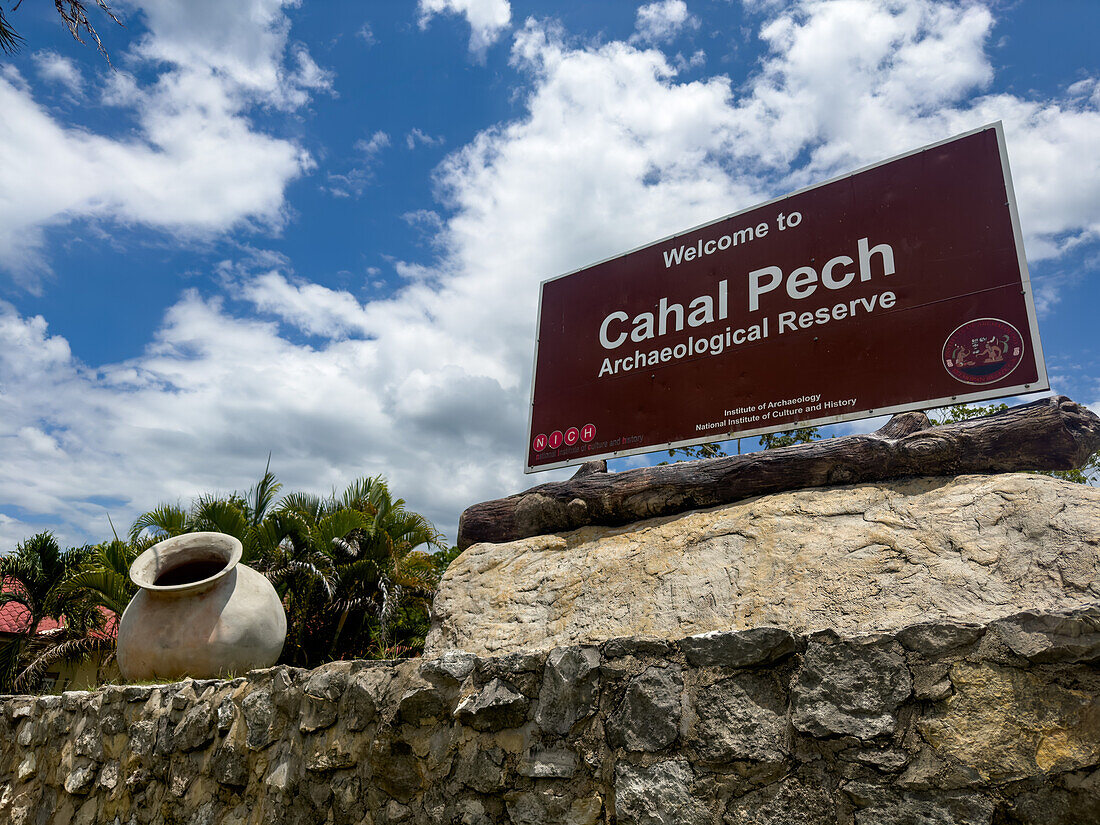 Eingangsschild für die Maya-Ruinen im archäologischen Reservat Cahal Pech, San Ignacio, Belize.